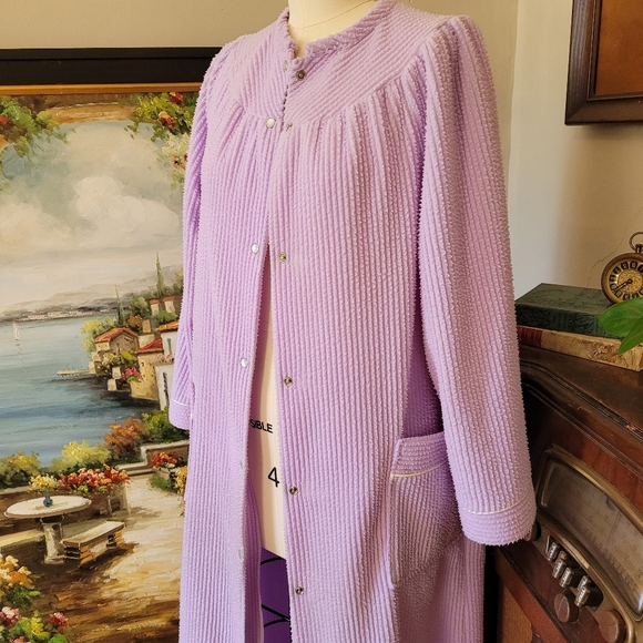 Purple vintage lilac chenille robe size Small - Picture 4 of 7